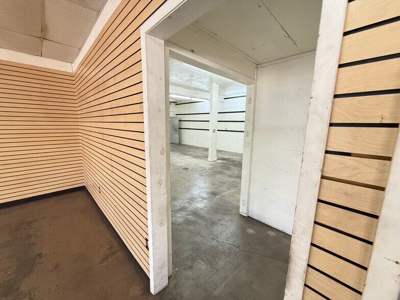 More Photos Of 11104 N Lamar Blvd, Austin Showroom For Lease