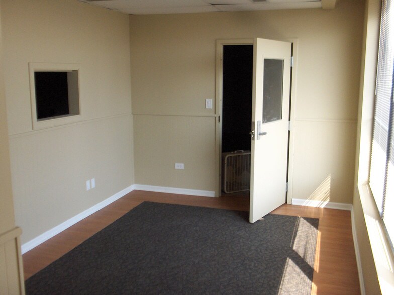 More Photos Of 750-754 Center Rd, Frankfort Office For Lease