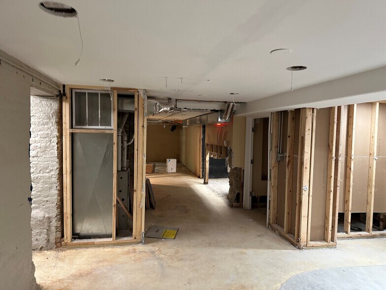 More Photos Of 870 N Orleans St, Chicago Storefront Retail Office For Lease