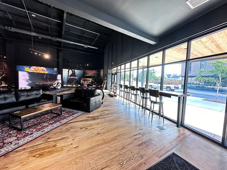 More Photos Of 306 S Main St, Bentonville Storefront For Lease