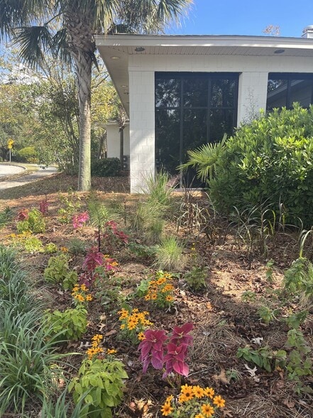 More Photos Of 975 Johnnie Dodds Blvd, Mount Pleasant Medical For Lease