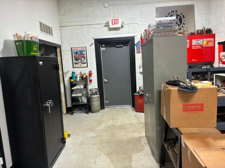 More Photos Of 13401 E 8 Mile Rd, Warren Showroom For Lease