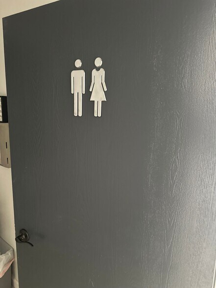 More Photos Of 77530 Enfield Ln, Palm Desert Showroom For Sale