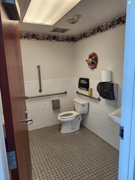 More Photos Of 1600 Sumneytown Pike, Lansdale Bank For Lease