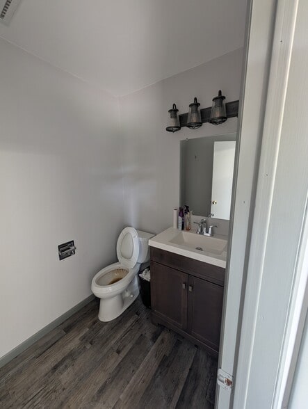 More Photos Of 2075 Glenn St, Lansing Warehouse For Sale