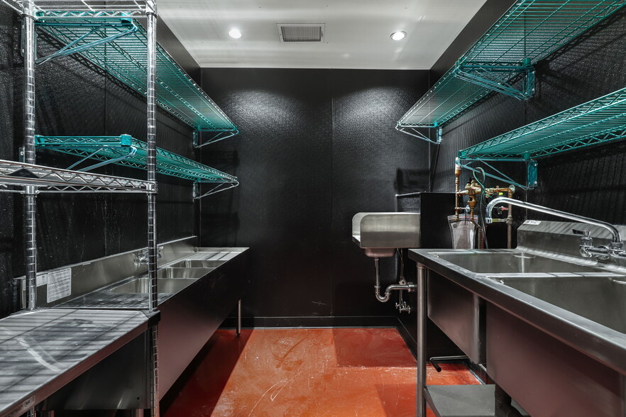 More Photos Of 819 N California Ave, Chicago Bar For Sale