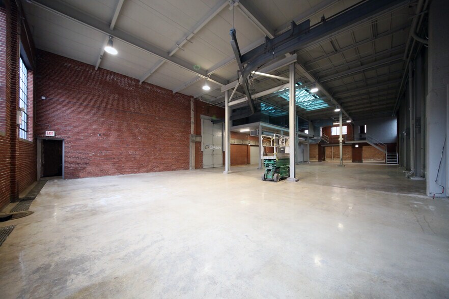 More Photos Of 900 W Cermak Rd, Chicago Warehouse For Lease