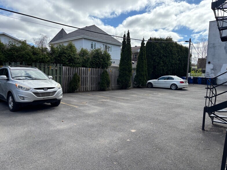 More Photos Of 3165 Rue De Mont-Royal, Saint-hubert Apartments For Sale