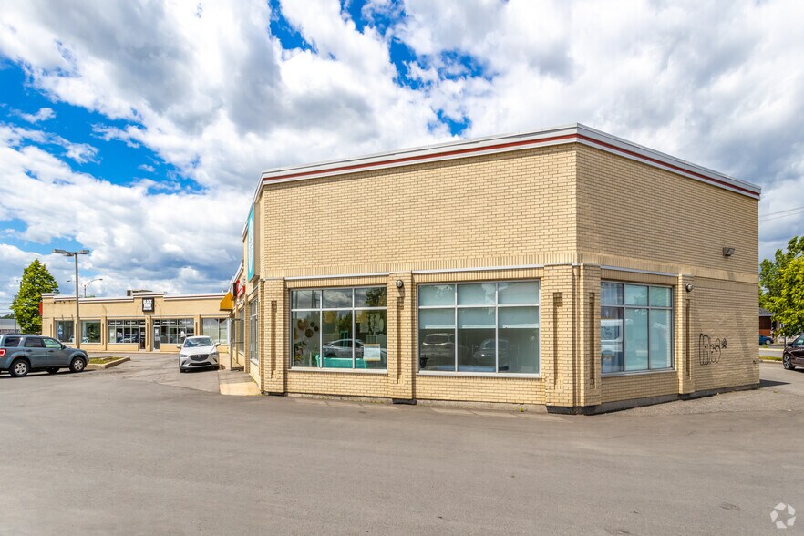 More Photos Of 845 Boul De Périgny, Chambly Storefront For Sale