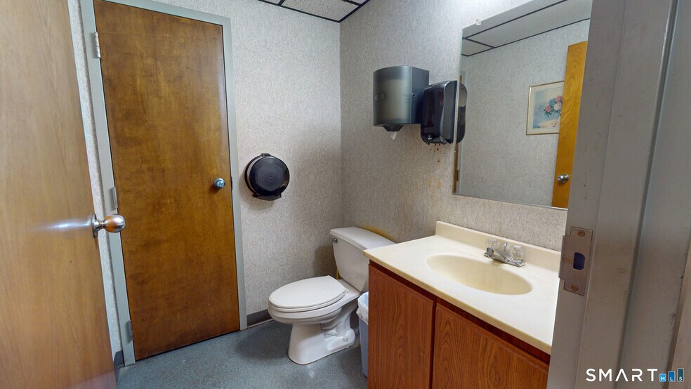More Photos Of 160 Oak St, Glastonbury Office For Sale