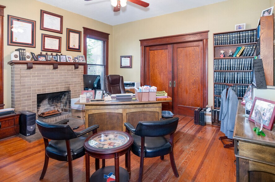 More Photos Of 806 W 11th St, Austin Office Residential For Lease