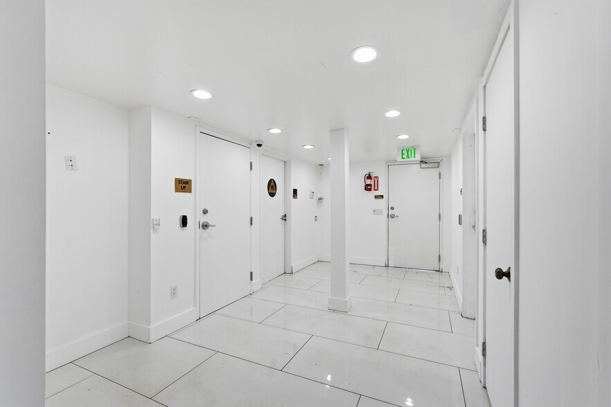 More Photos Of 738 N Highland Ave, Los Angeles General Retail For Sale