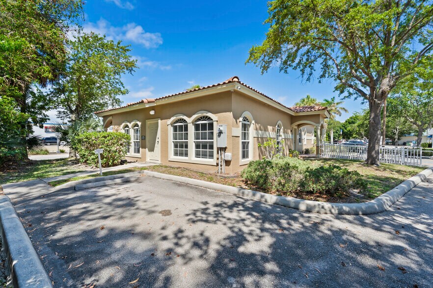 More Photos Of 3193 SE Dixie Hwy, Stuart Office For Sale