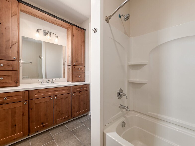 More Photos Of 1029 E Livingston Ave, Columbus Storefront Retail Residential For Sale