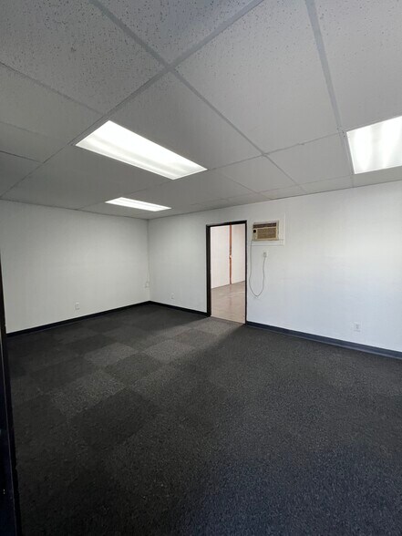 More Photos Of 280 Avenida Campillo, Calexico Flex For Lease