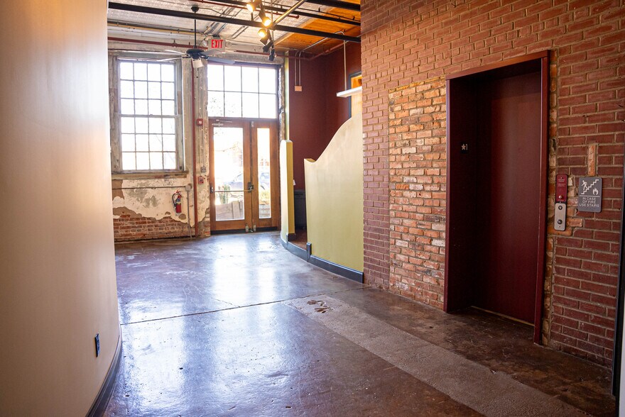 More Photos Of 146 Maxwell Ave, Greenwood Restaurant For Lease