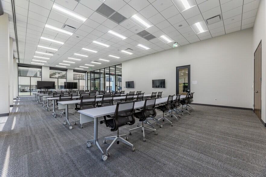 More Photos Of 2000 West Loop S, Houston Office For Lease