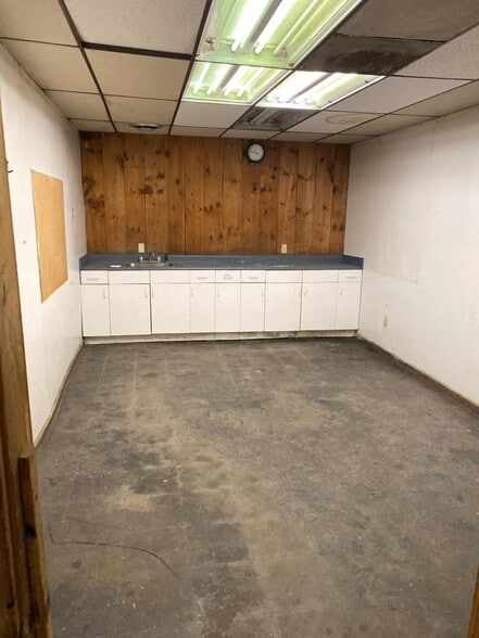 More Photos Of 111-135 Paine St, Troy Distribution For Sale