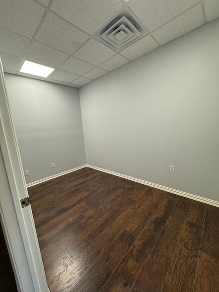 More Photos Of 115 Main st, Italy Office For Sale