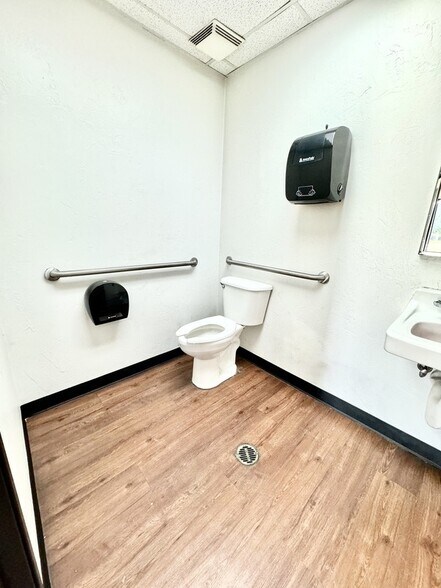 More Photos Of 713 N Morgan Rd, Oklahoma City Warehouse For Lease