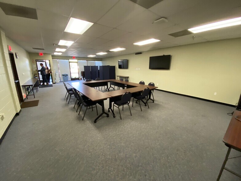 More Photos Of 402 Farnel Rd, Santa Maria Light Manufacturing For Sale