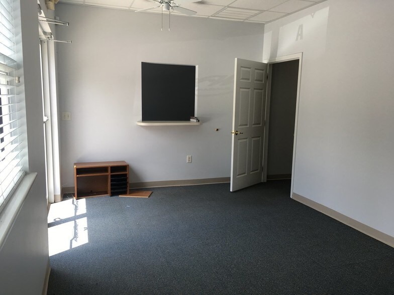 More Photos Of 100 Omalley Dr, Summerville Office For Sale