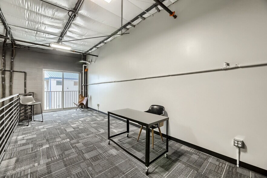 More Photos Of 2100 Double Creek Dr, Round Rock Warehouse For Lease