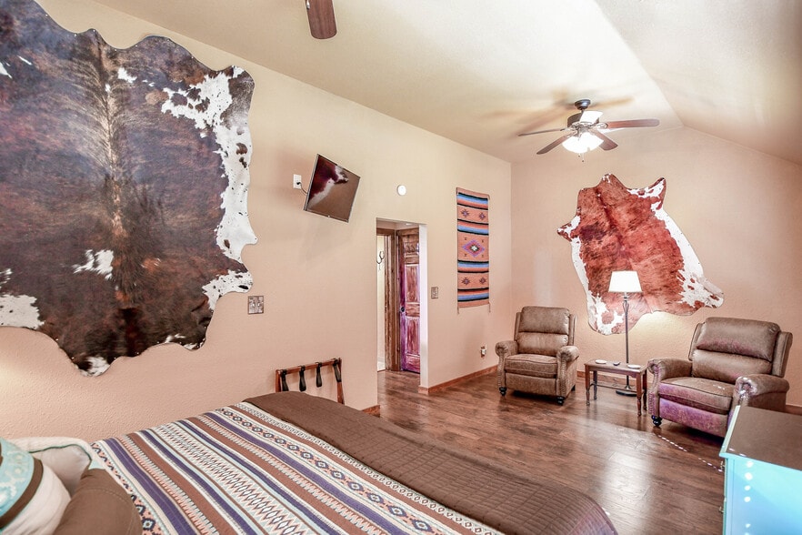 More Photos Of 512 N Travis St, Granbury Hospitality For Sale