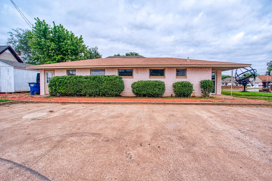 More Photos Of 101 N 6th St, Kingfisher Office For Sale