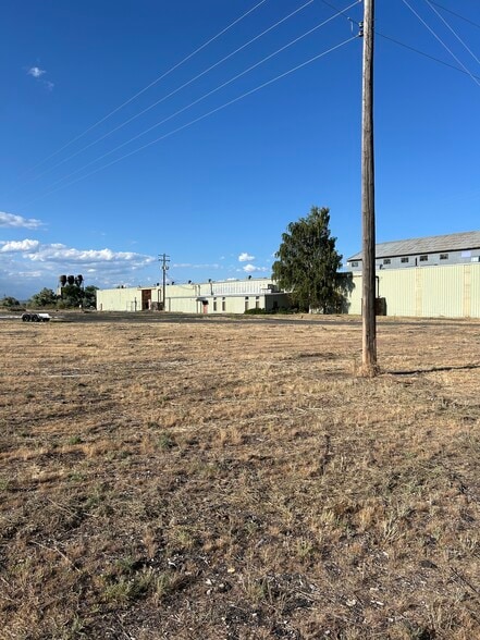 More Photos Of 411 Snow Mountain Ave, Hines Warehouse For Sale