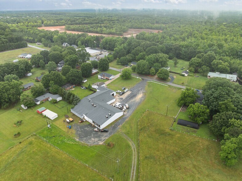 More Photos Of 704 N Central Ave, Locust Warehouse For Lease
