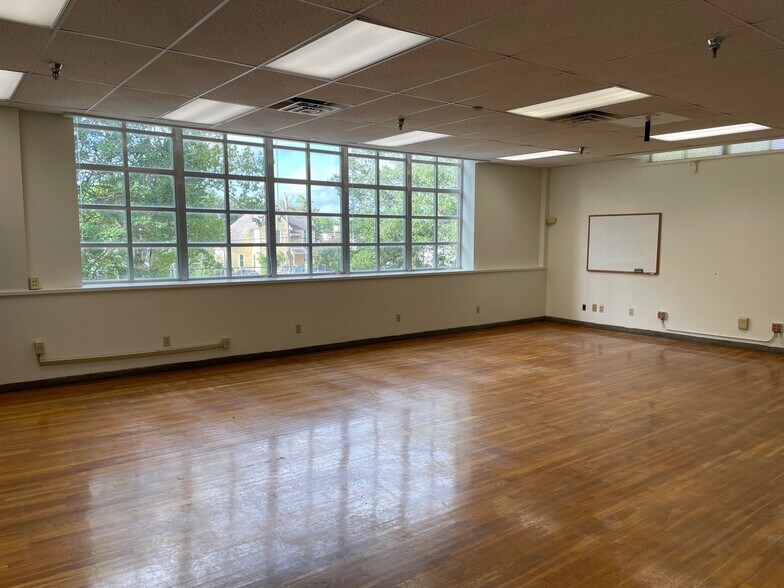 More Photos Of 216 E College St, Seguin Flex For Sale