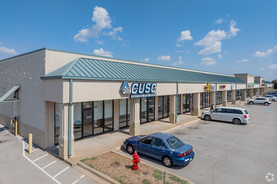 More Photos Of 1300 W Vandament Ave, Yukon Storefront For Lease