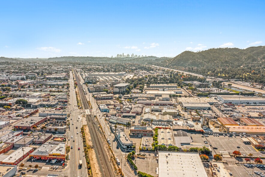 More Photos Of 5223-5245 W San Fernando Rd, Los Angeles Showroom For Lease