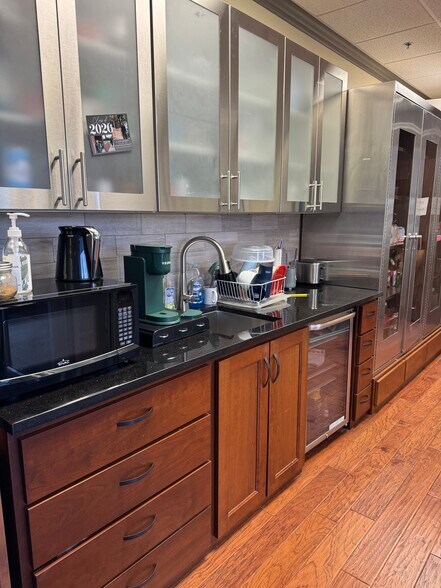 More Photos Of 222 Sidney Baker St S, Kerrville Office For Sale