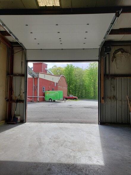 More Photos Of 44 Depot St, Belchertown Warehouse For Lease