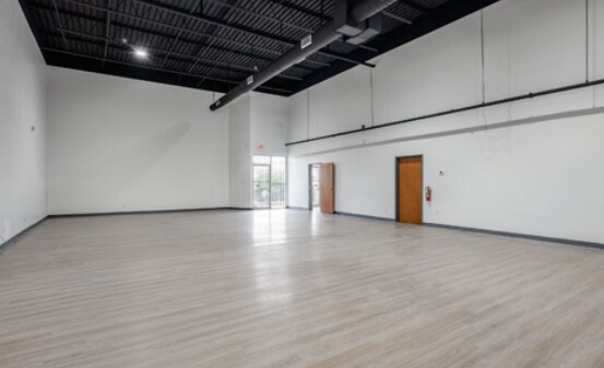 More Photos Of 2570 W Commerce St, Dallas Warehouse For Lease
