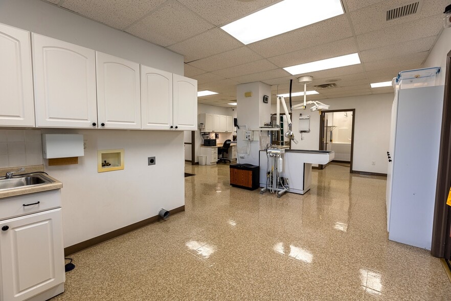 More Photos Of 14605 Velp Ave, Suamico Veterinarian Kennel For Sale