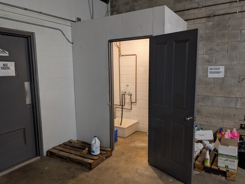 More Photos Of 40 S Third St, Walnutport Warehouse For Lease