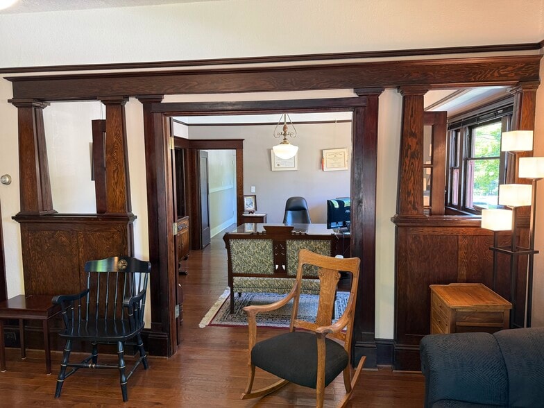 More Photos Of 401 E McLoughlin Blvd, Vancouver Office For Sale
