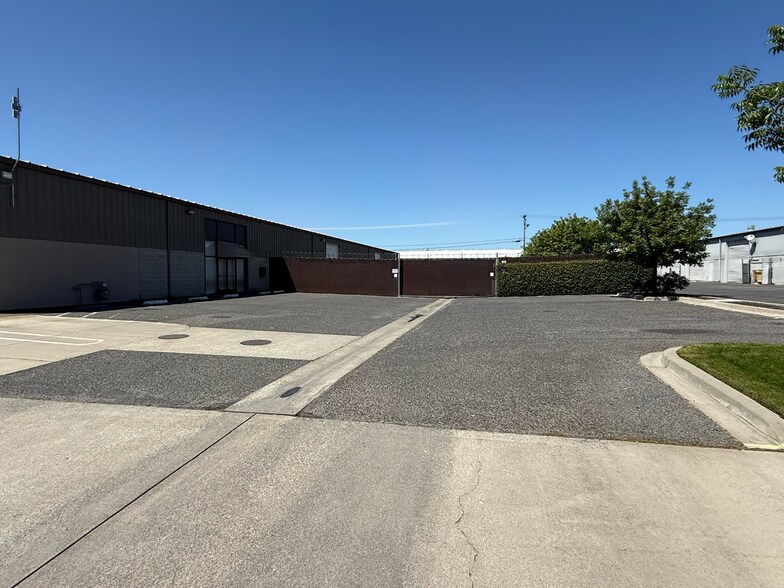More Photos Of 4847 Stratos Way, Modesto Warehouse For Lease