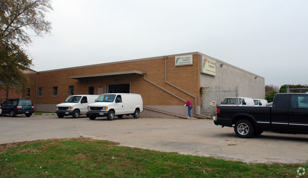 Primary Photo Of 1401 Ohio St, Des Moines Service For Sale