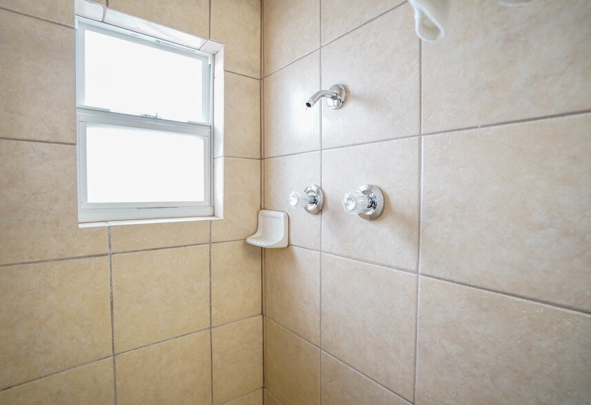 More Photos Of 1408 E Wise St, Bowie Hotel For Sale