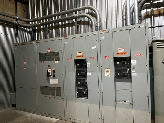 More Photos Of 301 Avenue 11 NW, Atkins Warehouse For Lease