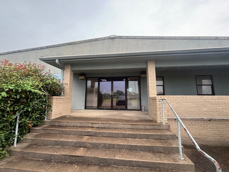 More Photos Of 1600 South Hwy 96, Bastrop Manufacturing For Sale