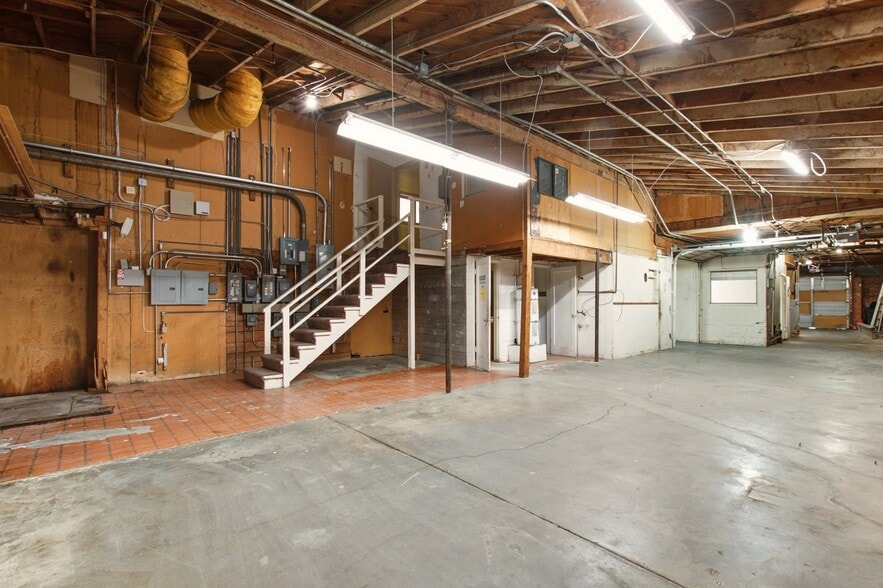 More Photos Of 1319-1323 W Texas St, Fairfield Freestanding For Sale