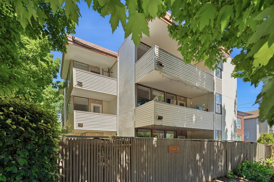 Primary Photo Of 802 N 43rd St, Seattle Apartments For Sale