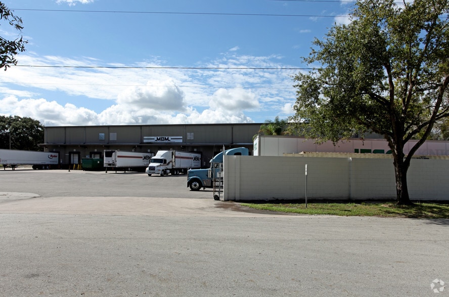 More Photos Of 4060 Dr Love Rd, Orlando Warehouse For Lease