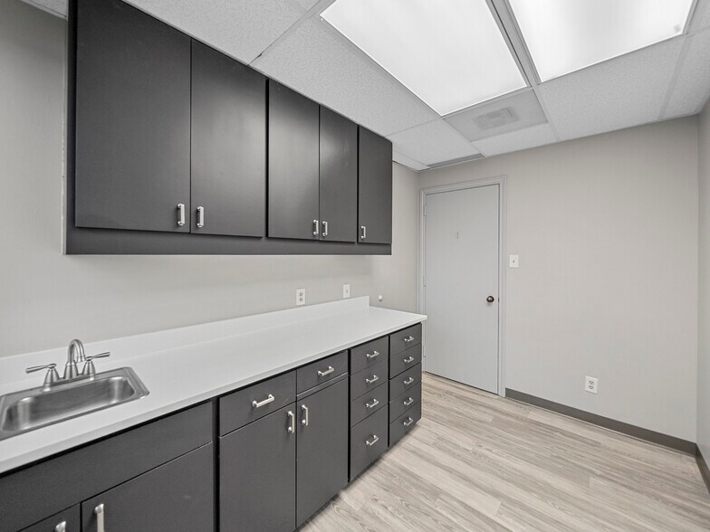 More Photos Of 375 Municipal Dr, Richardson Medical For Lease