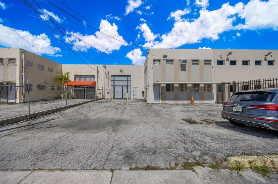 More Photos Of 2056 NW 23rd Ave, Miami Flex For Lease